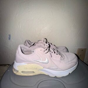 Women's Pink Nike Sneakers in pretty good condition but some scuff marks